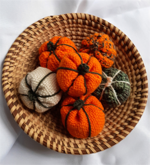 Taste of Art-Pin Loom Pumpkins