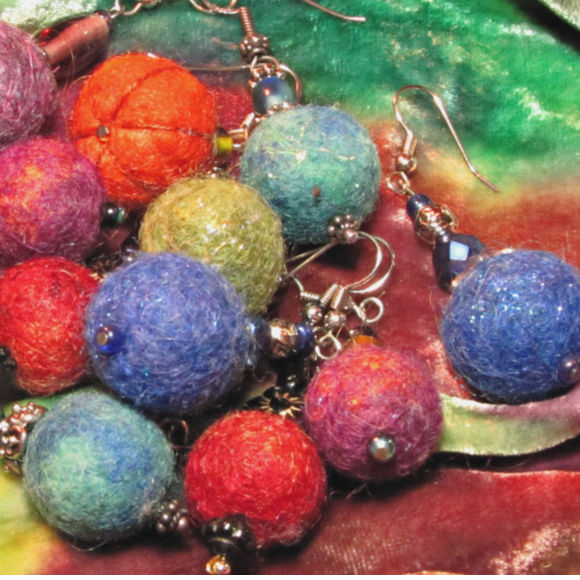 Class Image Taste of Art - Textiles - Wool Bead Earrings